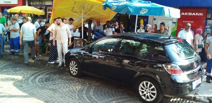 Bandırma, kaza, seyyar satıcı, fren yerine gaz, trafik kazası, yaralı, İnönü Caddesi, Kaşif Acar Caddesi
