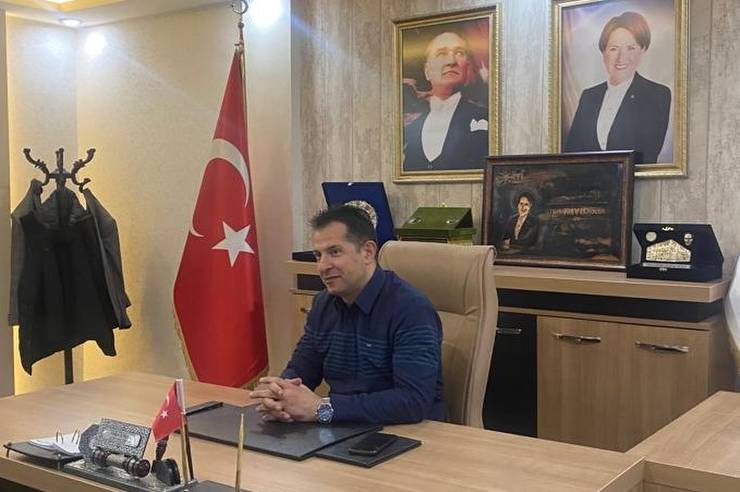 Volkan Karasu'dan AKP'ye Sert Eleştiri İYİ Parti Sivas İl Başkanı Volkan Karasu, basın toplantısında ülkenin güncel siyasi ve demografik sorunlarına dikkat çekti. Karasu, AKP'nin bir "proje partisi" olduğunu ve Türkiye'ye ihanet ettiğini öne sürdü. Mevcut politikaların ülkenin geleceğini tehdit ettiğini vurgulayan Karasu, halkın desteğiyle bu tehlikeli gidişatı durduracaklarını belirtti. Suriyeli Mültecilerin Üreme Oranı ve Tehlikeleri Karasu, Suriyelilerin üreme oranının %5 olduğunu ve bu oranın Türkiye'nin geleceği için ciddi tehlikeler arz ettiğini ifade etti. "Çok yakında sokaklarda her üç kişiden biri mülteci olacak. Bu durum, ülkemizin demografik yapısını ciddi şekilde değiştirecek ve toplumsal huzuru bozacaktır" dedi. AKP'nin ve menfaatçi küçük ortaklarının izlediği bu politika, ülkemizin geleceğini tehlikeye atmaktadır" şeklinde konuştu. AKP ve Ortaklarından Kurtulma Zamanı Volkan Karasu, Türkiye'nin bu tehlikeli gidişatını durdurmak için bir an önce AKP ve küçük ortaklarından kurtulması gerektiğini belirtti. "Biz İYİ Parti olarak, ülkemizin geleceği için mücadele ediyoruz. Türkiye'nin refahı, huzuru ve güvenliği için AKP'nin ve ona destek veren küçük ortaklarının politikalarına dur demeliyiz" dedi. Karasu, halkın desteğiyle bu hedefe ulaşacaklarına inandığını vurguladı. Gelecek Nesiller İçin Mücadele Karasu, "Gelecek nesillerimize yaşanabilir bir Türkiye bırakmak için, halkımızın desteği ve ortak çabasıyla bu mücadeleyi kazanacağız" dedi. Türkiye'nin geleceğini korumak için halkı bilinçli olmaya ve İYİ Parti'nin mücadelesine destek vermeye çağırdı. Türkiye'nin Demografik Yapısı ve Toplumsal Huzur Karasu, ülkenin demografik yapısının değişmesinin toplumsal huzuru bozacağını ifade etti. "AKP ve küçük ortaklarının izlediği politikalar, Türkiye'nin toplumsal yapısını tehlikeye atmaktadır. Biz İYİ Parti olarak, bu duruma dur demek için kararlıyız" dedi. İYİ Parti'nin Politikaları ve Çözümleri İYİ Parti'nin Türkiye'nin refahı, huzuru ve güvenliği için çalıştığını belirten Karasu, "Halkımızın desteğiyle bu hedefe ulaşacağımıza inanıyoruz. Ülkemizin geleceği için mücadelemizi sürdüreceğiz" şeklinde konuştu. Karasu, İYİ Parti'nin politikalarının Türkiye'nin geleceğini koruyacağını ve halkın desteğiyle bu mücadelenin kazanılacağını vurguladı.