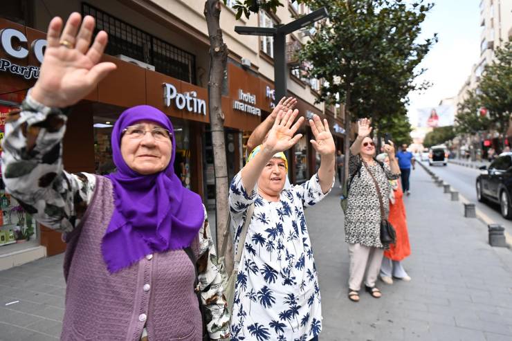 Özgür Özel, CHP, Balıkesir, Ahmet Akın, teşekkür, Yakın Kart, sokak hayvanları, yerel yönetim