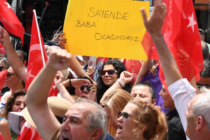 Özgür Özel, CHP, Balıkesir, Ahmet Akın, teşekkür, Yakın Kart, sokak hayvanları, yerel yönetim