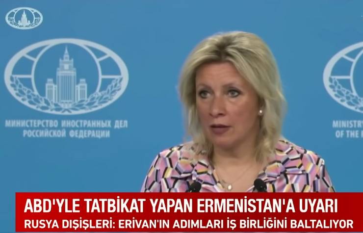 Rusya'dan Tatbikat Tepkisi ERİVAN, 15 Temmuz (Haber Merkezi) - Rusya, Ermenistan'ın Amerika Birleşik Devletleri (ABD) ile ortak askeri tatbikat düzenlemesine sert tepki gösterdi. Rusya Dışişleri Bakanlığı Sözcüsü Maria Zaharova, Erivan'daki bu adımın işbirliğini baltaladığını belirtti. Ermenistan'ın başkenti Erivan'da 15 Temmuz'da başlayan ABD-Ermenistan ortak askeri tatbikatı hakkında açıklama yapan Zaharova, bu tatbikatın bölgede ikinci kez yapıldığına dikkat çekti. "Erivan'ın Kolektif Güvenlik Anlaşması Örgütü'ndeki (KGAÖ) faaliyetlerini fiilen dondurması ve örgüte yönelik açık eleştiride bulunduğu göz önüne alındığında bu tatbikat son derece üzücü ve endişe verici," dedi. NATO'ya Yönelme Endişesi Zaharova, Ermenistan'ın NATO'ya yönelmesinin üzüntü ve endişe kaynağı olduğunu vurguladı. "Bu adım, Güney Kafkasya bölgesinin geniş kısmında istikrarı bozma riski taşıyor," diye ekledi. Batı'ya Yüklenen Eleştiriler Rusya Dışişleri Bakanlığı Sözcüsü, Batı'nın kendi jeopolitik projelerini hayata geçirmek için bölgede bir sıçrama tahtası oluşturmayı amaçladığını söyledi. "Amerikalıların Güney Kafkasya'da ortaya çıkışı, dünyanın her yerinde defalarca gördüğümüz gibi sadece bölgedeki çatışma potansiyelini körükleyecek ve yeni bölünme hatları yaratacaktır," diye ekledi. Ermenistan'dan Yeni Adım ABD-Ermenistan ortak askeri tatbikatının ardından Erivan hükümeti, Rusya'yı kızdıracak bir adım daha attı. Ermenistan Savunma Bakanlığı'na ABD'den bir ordu temsilcisi atanmasına karar verildi. Erivan'daki tatbikat Eagle Partner 2024, 24 Temmuz'a kadar sürecek. Fransa'dan Skandal Açıklama Ermenistan'ın Amerika ile yakınlaşması sadece Moskova ile olan ilişkileri değil, aynı zamanda Azerbaycan ile olan ilişkileri de gerginleştirdi. Fransa Cumhurbaşkanı Emmanuel Macron, Ermenistan'ın silahlanabileceğini ve Ermenistan'ı korumak gerektiğini söyledi. Azerbaycan Dışişleri Bakanlığı ise Macron'un açıklamalarını sert bir şekilde kınadı.