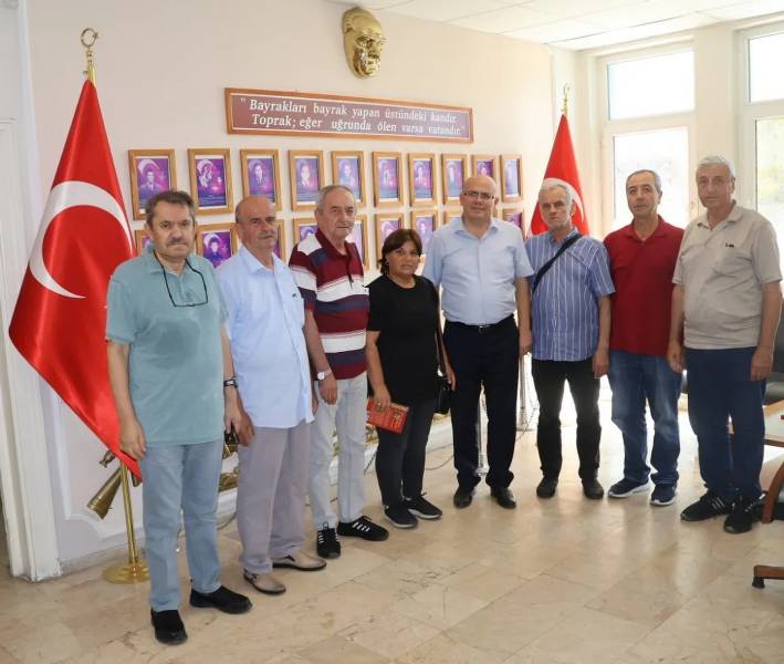 Susurluk Birleşik Emekliler Sendikası Başkanı Rayime Çapat ve yönetim kurulu üyeleri, Susurluk Kaymakamı Muammer Köken'i makamında ziyaret etti. Görüşmede sendikanın faaliyetleri ve bina ihtiyacı ele alındı.