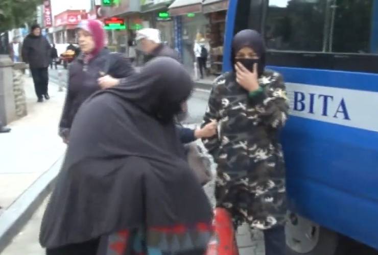 Hatay Büyükşehir Belediyesi zabıta ekipleri, il genelinde güvenlik ve huzurun sağlanması amacıyla yoğun denetimler gerçekleştirdi. Bu denetimlerde, özellikle yabancı uyruklu dilenciler mercek altına alındı. Yarım gün içinde 3 bin TL para toplayan yabancı uyruklu dilenciye idari para cezası kesildi.