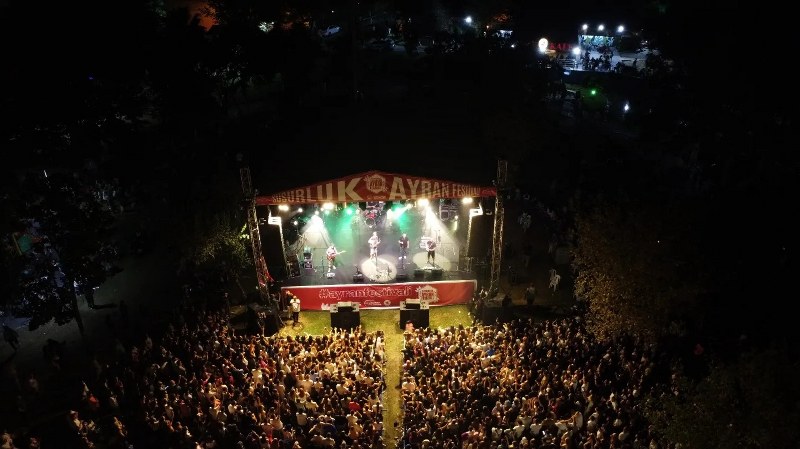Susurluk Belediyesi tarafından organize edilen konser, söyleşi, tiyatro ve etkinlikler ile dolu dolu geçen Ayran Festivali vatandaşlara unutulmaz anlar yaşattı. Yediden yetmişe herkesin ilgi gösterdiği etkinliklerle gerçekleşen festival Pinhani Konseri ile son buldu.