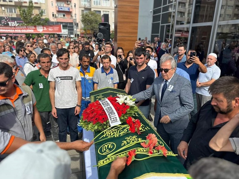 Bandırma'da otomobil sürücüsünün direksiyon hakimiyetini kaybetmesi sonucu yaşamını yitiren Bandırma Belediyesi temizlik işçisi Halil Duman, toprağa verildi.