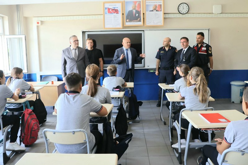 Susurluk Kaymakamı Muammer Köken, İlçe Milli Eğitim Müdürü Sami Akoğlan ile birlikte 2024-2025 Eğitim-Öğretim dönemine başlayan öğrencileri ziyaret etti. Ardından Kışla Mahallesinde inşaatı devam eden Zübeyde Hanım Anaokulunda incelemelerde bulunan Köken ve Akoğlan çalışmalar hakkında yetkililerden bilgi aldı.