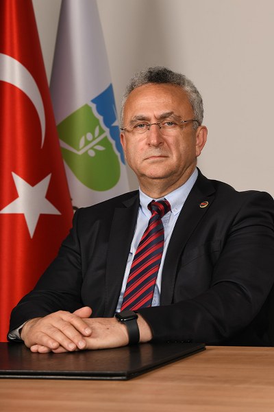 Susurluk Belediye Başkanı Hakan Yıldırım Semizel, sosyal medyada sokak hayvanlarıyla ilgili paylaşılan iddialara dair bir açıklama yaptı. Sosyal medyada, sokak hayvanlarının cansız halde bulunduğu konteynerin içine belediye personeli tarafından bırakıldığına dair çıkan iddiaların gerçeği yansıtmadığını ve Belediyenin bu durumdan kesinlikle sorumlu tutulamayacağını belirtti.