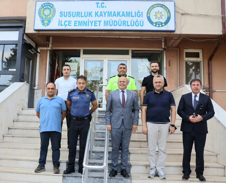 Susurluk İlçe Emniyet Müdürü Mehmet Çatak’ın görev süresini tamamlamasının ardından İlçe Emniyet Müdürlüğüne Hasan Şahin atandı. Eski Kars İl Emniyet Müdür Yardımcılığı görevinden ayrılan Hasan Şahin, Susurluk’ta ki görevine başlayarak hoş geldin ziyaretinde bulunan ilçe protokolünü makamında ağırladı.