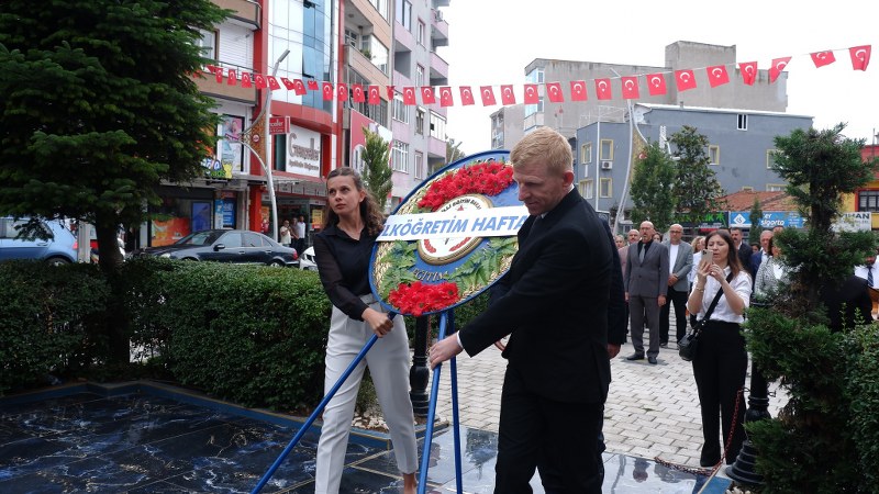 2024-2025 Eğitim Öğretim Yılı İlköğretim Haftası, Susurluk'ta düzenlenen etkinliklerle coşkuyla kutlandı. Beşeylül İlkokulu bahçesinde yapılan törende, öğrenciler şiirler okudu ve halkoyunları gösterileri sergilendi.