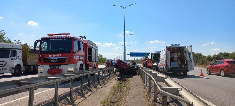 Balıkesir-Bursa Karayolu, Susurluk Balıklıdere Otoyol köprülü kavşağında meydana gelen tek taraflı trafik kazasında 2'si ağır yaralı olmak üzere 3 kişi itfaiye ekiplerince kurtarılarak, hastaneye kaldırıldı.