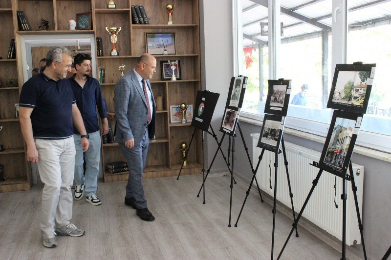 Susurluk'un düşman işgalinden kurtuluşunun 102'nci yıl dönümü etkinlikleri çerçevesinde 'Tarihi Fotoğraflar ve Gazete Kupürleri Sergisi' açıldı. Sergi, Susurluk Belediyesine ait SUBEL Kafede düzenlendi ve büyük ilgi gördü.