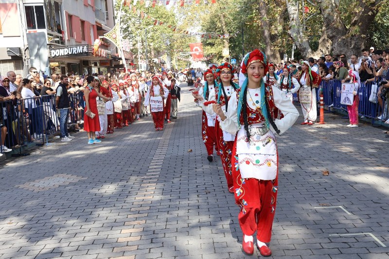 Susurluk'un düşman işgalinden kurtuluşunun 102’nci yıl dönümü kutlamaları her yıl olduğu gibi bu yıl da hazırlanan törenle kutlandı. Kaymakam Muammer Köken, Belediye Başkanı Hakan Yıldırım Semizel, İlçe Milli Eğitim Müdürü Sami Akoğlan, İlçe protokolü, kurum müdürleri, gazilerin ve halkın katıldığı törende Kaymakamlık ve Belediye Başkanlığı çelenginin Atatürk Anıtına sunulmasının ardından Saygı Duruşu ve İstiklâl Marşı'nın okunması ile sunum töreni sona erdi.