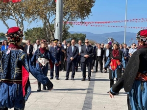 Atatürk’ün Bandırma’ya gelişi, Bandırma 99. yıl kutlamaları, Bandırma Limanı, tekne gösterisi, halk oyunu, Atatürk çelenk sunma, Dursun Mirza
