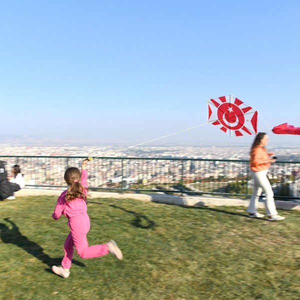 Balıkesir’de Cumhuriyetin 101. yılı etkinlikleri kapsamında düzenlenen “101. Yılda 1010Uçurtma Şenliği”nde ay yıldızlı binlerce uçurtma gökyüzünü süsledi. Balıkesir Büyükşehir
Belediyesi tarafından düzenlenen ve katılımın yoğun olduğu etkinlikte 7’den 70’e herkes
doyasıya eğlendi.