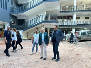 Bandırma Belediye Başkanı Dursun Mirza, kent genelinde devam eden çalışmalar incelendi. Eski Hal Binası, üst geçitler ve mahalle yollarındaki çalışmaları denetleyen Başkan, kadınlara modern ve kullanışlı yaşam alanlarını sunmayı hedeflediklerini vurguladı.