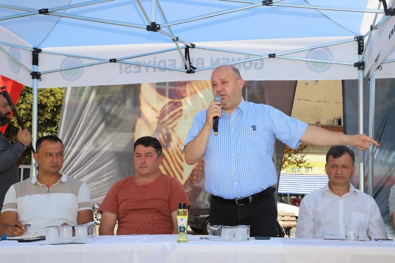 Gönen Belediye Başkanı İbrahim Palaz, Sarıköy Mahallesi'nde düzenlenen halk buluşmasında vatandaşlarla bir araya gelerek sorun ve taleplerini dinledi. Belediyenin ilgili birim müdürlerinin de katıldığı toplantıda, vatandaşların dile getirdiği konular tek tek not alındı. Özellikle pazar yeri düzenlemeleri, yol bakım çalışmaları ve altyapı sorunları toplantıda öne çıkan başlıklar oldu.