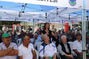 Gönen Belediye Başkanı İbrahim Palaz, Sarıköy Mahallesi'nde düzenlenen halk buluşmasında vatandaşlarla bir araya gelerek sorun ve taleplerini dinledi. Belediyenin ilgili birim müdürlerinin de katıldığı toplantıda, vatandaşların dile getirdiği konular tek tek not alındı. Özellikle pazar yeri düzenlemeleri, yol bakım çalışmaları ve altyapı sorunları toplantıda öne çıkan başlıklar oldu.