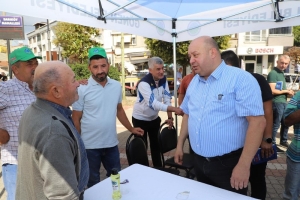 Gönen Belediye Başkanı İbrahim Palaz, Sarıköy Mahallesi'nde düzenlenen halk buluşmasında vatandaşlarla bir araya gelerek sorun ve taleplerini dinledi. Belediyenin ilgili birim müdürlerinin de katıldığı toplantıda, vatandaşların dile getirdiği konular tek tek not alındı. Özellikle pazar yeri düzenlemeleri, yol bakım çalışmaları ve altyapı sorunları toplantıda öne çıkan başlıklar oldu.