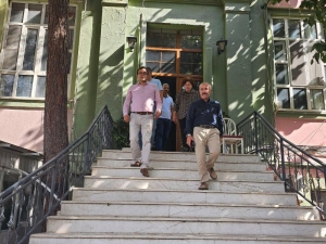 İl Millî Eğitim Müdürü Murat Demir, öğretmenlerin ve kursiyerlerin eğitim sürecindeki geri bildirimlerinin de gelecekteki eğitim stratejilerinde önemli rol oynayacağını belirtti. "İş birliği ve iletişim, bu süreçte en güçlü araçlarımızdır. Her görüşme, eğitimde yeni ufuklar açmamızı sağlıyor," diyerek, eğitimin toplumsal ilerlemenin en önemli yatırımlarından biri olduğunun altını çizdi.