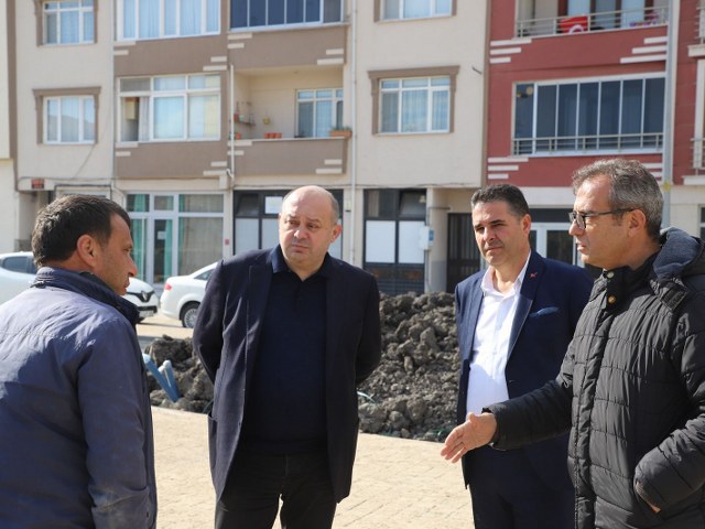 Gönen Belediyesi, 100. Yıl Mahallesi 637. Sokak'ta 3500 metrekarelik bir alanda yeni bir park inşa ediyor. Bu park, daha önce aynı mahallede Çamlıca Sokak'ta 7 bin 500 metrekarelik bir alanda yapımına başlanan park projesinin ardından
