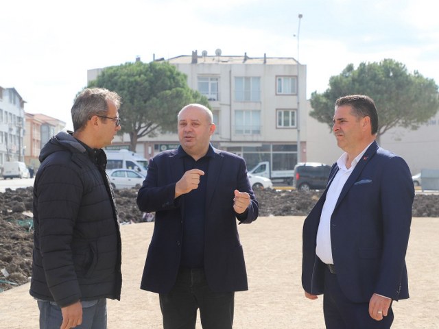 Gönen Belediyesi, 100. Yıl Mahallesi 637. Sokak'ta 3500 metrekarelik bir alanda yeni bir park inşa ediyor. Bu park, daha önce aynı mahallede Çamlıca Sokak'ta 7 bin 500 metrekarelik bir alanda yapımına başlanan park projesinin ardından
