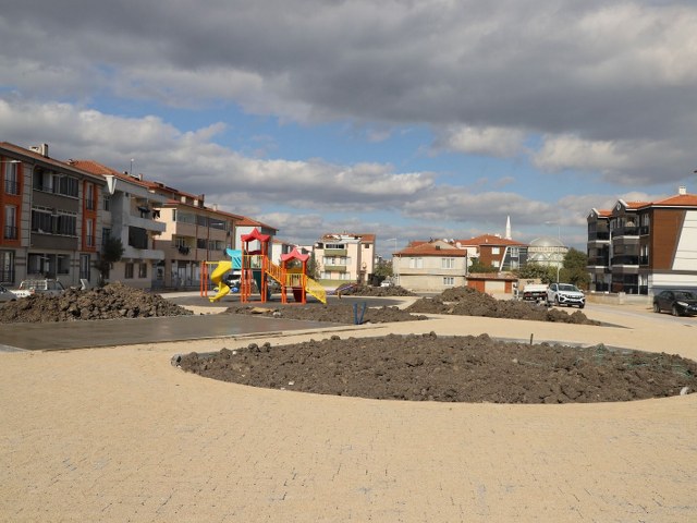 Gönen Belediyesi, 100. Yıl Mahallesi 637. Sokak'ta 3500 metrekarelik bir alanda yeni bir park inşa ediyor. Bu park, daha önce aynı mahallede Çamlıca Sokak'ta 7 bin 500 metrekarelik bir alanda yapımına başlanan park projesinin ardından