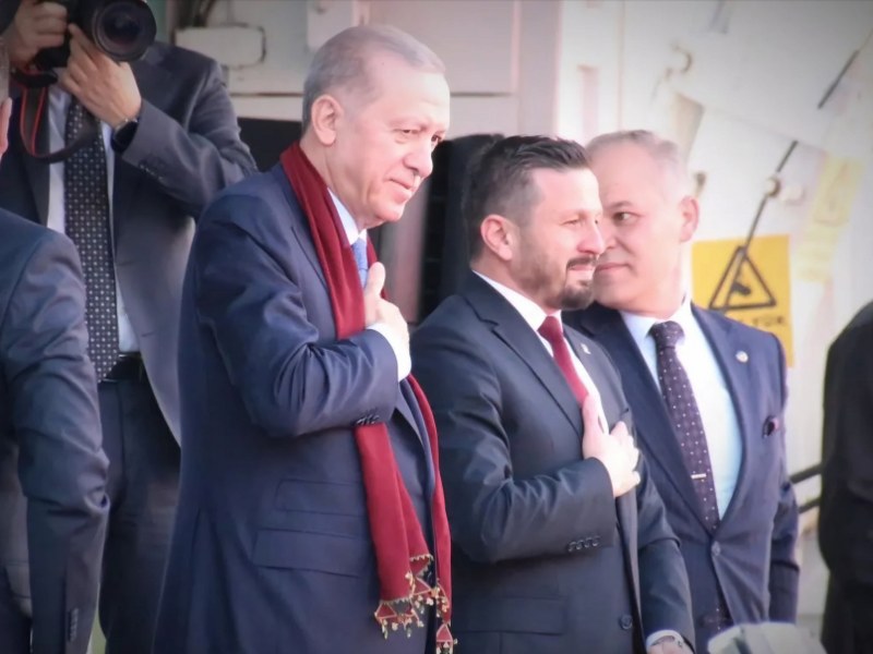 AK Parti Balıkesir İl Başkanı Mehmet Aydemir, AK Parti'nin 3 Kasım 2002'de iktidara gelişinin 22. yıl dönümü yaptığı paylaşımda, Cumhurbaşkanı Recep Tayyip Erdoğan'ın tedavisinde başlangıç ​​sürecinde Türkiye'nin dört yönlü hizmet götüren bir başarı öyküsü olduğunu ifade etti. Aydemir, AK Parti'nin “Türkiye Yüzyılı” vizyonuyla projelerine imza attığını ve ülkenin kalkınmasında rol oynadığını belirtti.