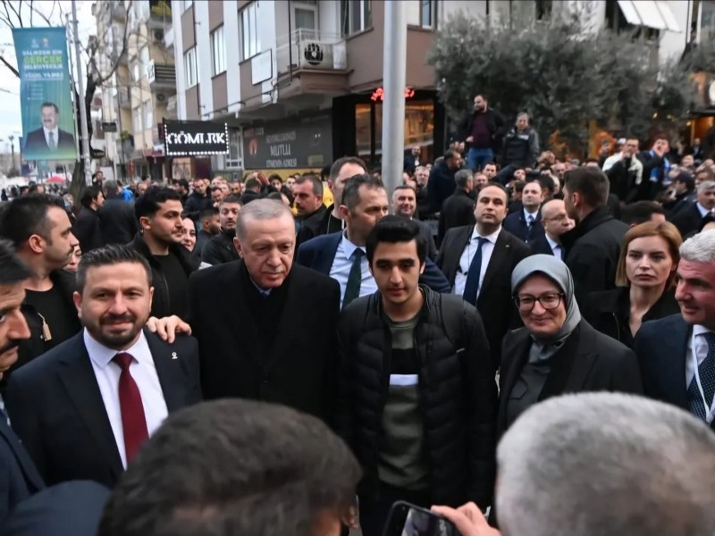 AK Parti Balıkesir İl Başkanı Mehmet Aydemir, AK Parti'nin 3 Kasım 2002'de iktidara gelişinin 22. yıl dönümü yaptığı paylaşımda, Cumhurbaşkanı Recep Tayyip Erdoğan'ın tedavisinde başlangıç ​​sürecinde Türkiye'nin dört yönlü hizmet götüren bir başarı öyküsü olduğunu ifade etti. Aydemir, AK Parti'nin “Türkiye Yüzyılı” vizyonuyla projelerine imza attığını ve ülkenin kalkınmasında rol oynadığını belirtti.