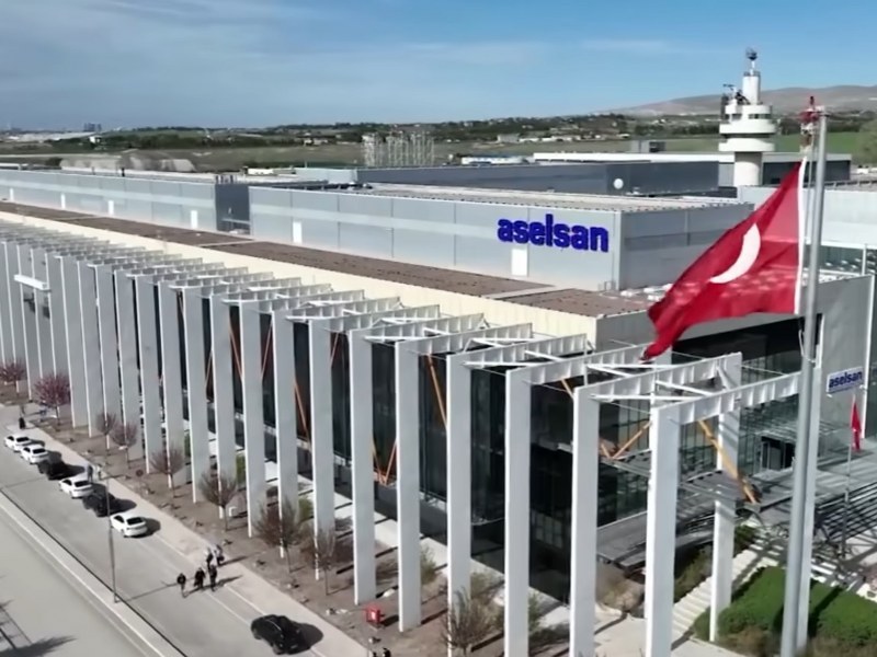 ASELSAN, Alp 600G ile uzaydan gelen tehditleri bile tespit edilebilen değiştirilebilen nitelikte bir radar sistemi geliştirdi. Bu yeni sistem, Türkiye'nin savunma gücünü zirveye taşımayı hedefliyor.