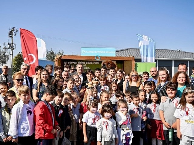 Balıkesir sokak hayvanları, hayvan sahiplendirme, Vetbüs, Vetbulans, sokak hayvanı tedavisi, hayvan bakımevi, Balıkesir Büyükşehir Belediyesi projeleri