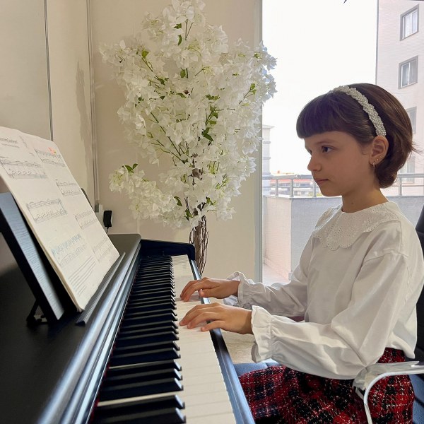 Balıkesir Büyükşehir Belediyesi Bandırma Konservatuarı, eğitim alan Erva Bilge Şengören (7) ve Masal Erdan (9) ulusal ve uluslararası alandaki başarılarıyla dikkat çekiyor. Henüz 7 yaşında olmasına rağmen, 4 yaşında piyano çalmaya başlayan Erva Bilge Şengören, 3 yıldır düzenli ve disiplinli bir şekilde çalışarak  Londra Kraliyet Akademisi’ndeki (ABRSM) 1. yılını, en yüksek derece olan “Distinction” ile tamamlayarak büyük bir başarıya imza attı.