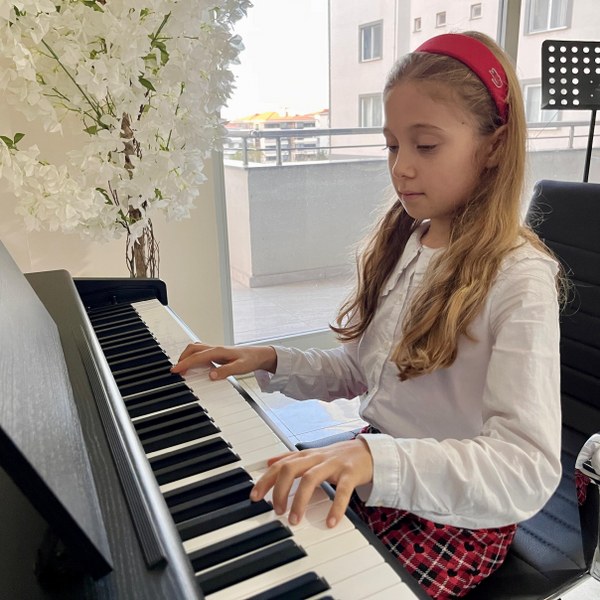 Balıkesir Büyükşehir Belediyesi Bandırma Konservatuarı, eğitim alan Erva Bilge Şengören (7) ve Masal Erdan (9) ulusal ve uluslararası alandaki başarılarıyla dikkat çekiyor. Henüz 7 yaşında olmasına rağmen, 4 yaşında piyano çalmaya başlayan Erva Bilge Şengören, 3 yıldır düzenli ve disiplinli bir şekilde çalışarak  Londra Kraliyet Akademisi’ndeki (ABRSM) 1. yılını, en yüksek derece olan “Distinction” ile tamamlayarak büyük bir başarıya imza attı.