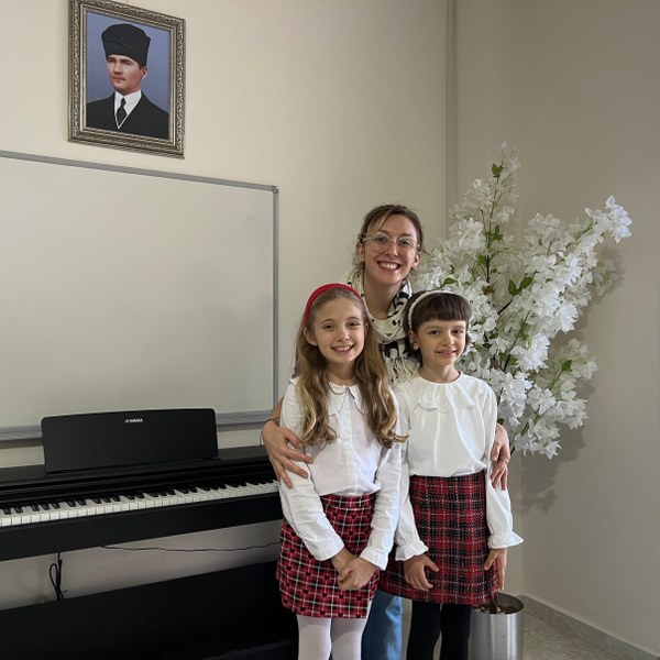 Balıkesir Büyükşehir Belediyesi Bandırma Konservatuarı, eğitim alan Erva Bilge Şengören (7) ve Masal Erdan (9) ulusal ve uluslararası alandaki başarılarıyla dikkat çekiyor. Henüz 7 yaşında olmasına rağmen, 4 yaşında piyano çalmaya başlayan Erva Bilge Şengören, 3 yıldır düzenli ve disiplinli bir şekilde çalışarak  Londra Kraliyet Akademisi’ndeki (ABRSM) 1. yılını, en yüksek derece olan “Distinction” ile tamamlayarak büyük bir başarıya imza attı.