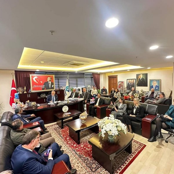 Balıkesir Barosu Başkanı Avukat Hakan Topaloğlu, Bandırma belediye Başkanı Dursun Mirza'yı makamında ziyaret etti.