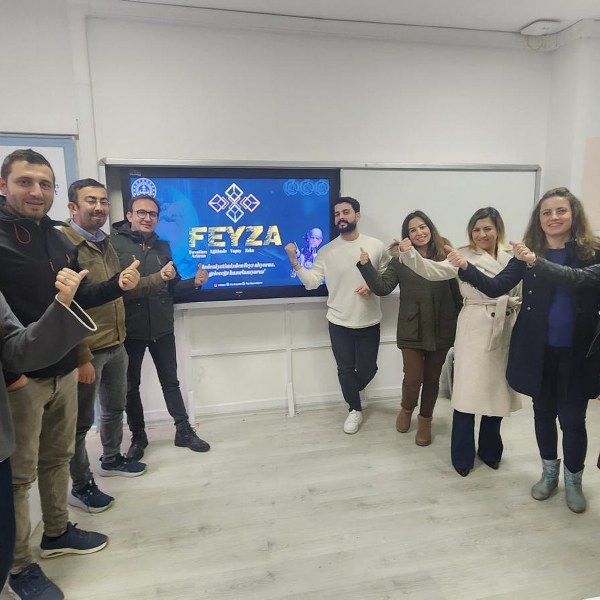 Balıkesir'de başlatılan yapay zekâ eğitimleri, geleceğin eğitim sistemine yönelik önemli bir adım olarak karşımıza çıkıyor. "Bilgi güçtür" anlayışıyla hareket eden eğitimciler, bu eğitimler sayesinde öğretmenlerin ve dolayısıyla öğrencilerin, dijital dönüşüm çağında daha donanımlı hale gelmelerini sağlıyor.