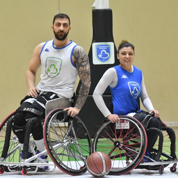 Tekerlekli Sandalye Basketbol Süper Ligi’nde mücadele eden Balıkesir Büyükşehir Belediyespor’un Takım Kaptanı Esra Şentürk ile yıldız oyuncu Mohammed Hassan Sayari, değerlendirmelerde bulundu. Kaptan Şentürk ile Sayari, basketbolseverleri 30 Kasım Cumartesi günü saat 14.00’te Alparslan Türkeş Spor Salonu’nda oynayacakları Bağcılar Belediyesi karşılaşmasına davet etti.