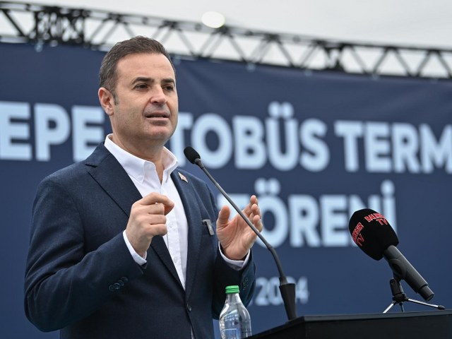 Balıkesir Büyükşehir Belediye Başkanı Ahmet Akın, Savaştepe Halk Buluşması programında vatandaşlarla bir araya geldi. Savaştepe’de yoğun ilgiyle karşılanan Akın, “Savaştepe her şeyin en iyisini hak ediyor” diyerek ilçeye kazandırmayı planladıkları Tıbbiyeli Hikmet Sağlık Merkezi, kreş ve Kent Lokantası ile halkın öncelikli ihtiyaçlarına çözüm bulacaklarını dile getirdi.