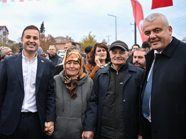 Balıkesir Büyükşehir Belediye Başkanı Ahmet Akın, Savaştepe Halk Buluşması programında vatandaşlarla bir araya geldi. Savaştepe’de yoğun ilgiyle karşılanan Akın, “Savaştepe her şeyin en iyisini hak ediyor” diyerek ilçeye kazandırmayı planladıkları Tıbbiyeli Hikmet Sağlık Merkezi, kreş ve Kent Lokantası ile halkın öncelikli ihtiyaçlarına çözüm bulacaklarını dile getirdi.