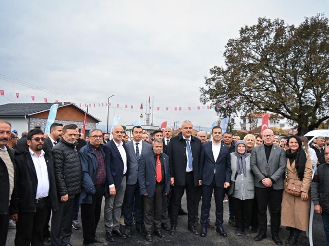 Balıkesir Büyükşehir Belediye Başkanı Ahmet Akın, Savaştepe Halk Buluşması programında vatandaşlarla bir araya geldi. Savaştepe’de yoğun ilgiyle karşılanan Akın, “Savaştepe her şeyin en iyisini hak ediyor” diyerek ilçeye kazandırmayı planladıkları Tıbbiyeli Hikmet Sağlık Merkezi, kreş ve Kent Lokantası ile halkın öncelikli ihtiyaçlarına çözüm bulacaklarını dile getirdi.