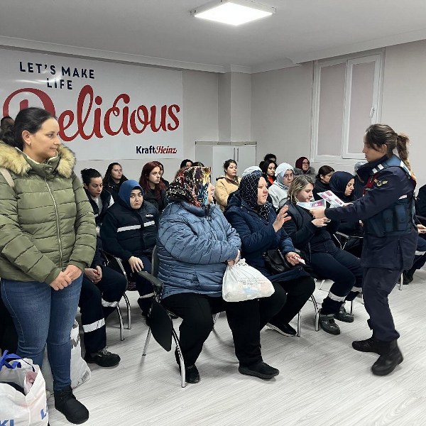 25 Kasım Kadına Yönelik Şiddete Karşı Uluslararası Mücadele Günü kapsamında Susurluk İlçe Jandarma Komutanlığı, yol kontrolü ve fabrika çalışanlarına yönelik bilinçlendirme etkinlikleri düzenlendi. Etkinliklerde KADES uygulaması tanıtılarak 6284 Sayılı Kanun hakkında bilgilendirme yapıldı.