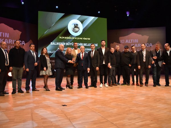Balıkesir Büyükşehir Belediyesi’nin; Ege ve Marmara Denizlerinde kapsamlı olarak gerçekleştirdiği hayalet ağlar ve diğer atıkları temizleme mücadelesi, Altın Karınca Ödülleri’nden ‘İklim Değişikliği ve Çevre Yönetimi Kategorisi’nde en iyi örnekler arasında gösterilerek ödüle layık görüldü.