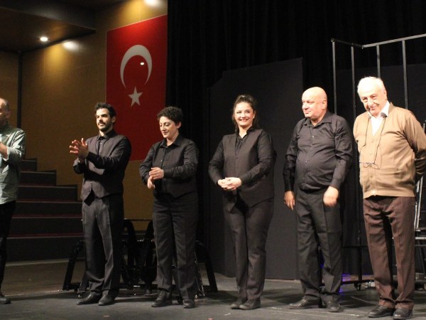 Balıkesir Büyükşehir Belediyesi Kültür ve Sosyal İşler Daire Başkanlığı tarafından Aziz Nesin 'den uyarlanan ''Memleketin Kısmeti '' isimli tiyatro oyunu seyircisi ile buluştu.