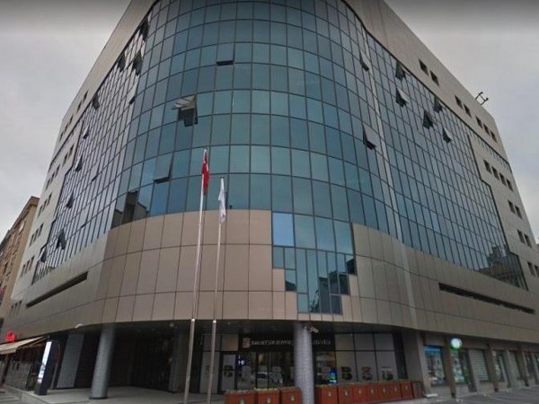 Balıkesir Büyükşehir Belediyesi, bazı sosyal medya hesapları ve basın organlarında yer alan "kentsel arazisi peşkeş çekildi" iddialarını kesin bir dille yalanladı. Belediye, arsa satışının küresel ve piyasa üzerinde gerçekleştirildiğini belirtti. İddialara karşı hukuki sürecin başlatıldığı duyuruldu.