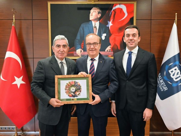 Ege İhracatçı Birlikleri (EİB), Balıkesir'de düzenlenen İş Dünyası Buluşmaları ile Avrupa Birliği Yeşil Mutabakat mevzuatı ve devlet destekleri hakkında ihracatçılara bilgi verdi. Toplantıda, 20. yılı aşkın süredir ihracat yapan 17 Balıkesirli firma ödüllendirildi.