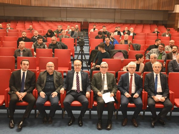 Ege İhracatçı Birlikleri (EİB), Balıkesir'de düzenlenen İş Dünyası Buluşmaları ile Avrupa Birliği Yeşil Mutabakat mevzuatı ve devlet destekleri hakkında ihracatçılara bilgi verdi. Toplantıda, 20. yılı aşkın süredir ihracat yapan 17 Balıkesirli firma ödüllendirildi.