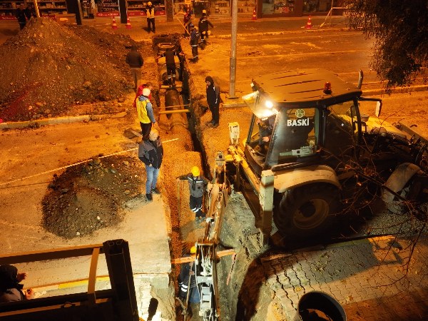 Balıkesir Su ve Kanalizasyon İdaresi (BASKİ) Genel Müdürlüğü ekipleri Karesi’de Devlet Su İşleri (DSİ) Bölge Müdürlüğü’nün yürüttüğü Çay Deresi 4. Kısım Islah Çalışmaları ile eş zamanlı olarak yağmur suyu drenaj projelerini başlattı. Yoğun yağış dönemlerinde meydana gelebilecek su baskınlarını önlemeyi hedefleyen BASKİ ekipleri, Ahmet Toprak Caddesi’nde 20 metre uzunluğundaki 600’lük yağmur suyu hattını tamamlarken kalan üç geçiş için gece çalışması yürütüyor.