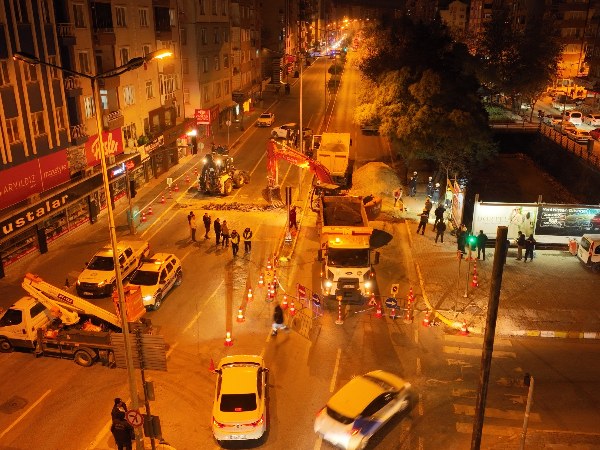 Balıkesir Su ve Kanalizasyon İdaresi (BASKİ) Genel Müdürlüğü ekipleri Karesi’de Devlet Su İşleri (DSİ) Bölge Müdürlüğü’nün yürüttüğü Çay Deresi 4. Kısım Islah Çalışmaları ile eş zamanlı olarak yağmur suyu drenaj projelerini başlattı. Yoğun yağış dönemlerinde meydana gelebilecek su baskınlarını önlemeyi hedefleyen BASKİ ekipleri, Ahmet Toprak Caddesi’nde 20 metre uzunluğundaki 600’lük yağmur suyu hattını tamamlarken kalan üç geçiş için gece çalışması yürütüyor.