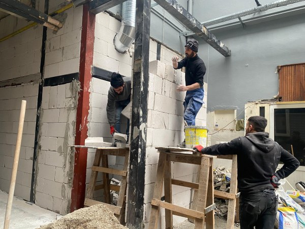 Göreve geldiği 31 Mart seçimlerinin ardından kolları sıvayan Bandırma Belediye Başkanı Dursun Mirza şehirde bulunan eksikleri gidermek için harekete geçti. Yenilenen Sevgi Yolu, daha modernize hala getirilen Emektar Hal Binası, açılan ve binlerce kişiye daha düşük fiyata yemek imkanı sağlayan 2 Kent Lokantası’nın ardından Kaşif Acar Caddesi üzerindeki Eski Belediye Binası onarıma alındı.