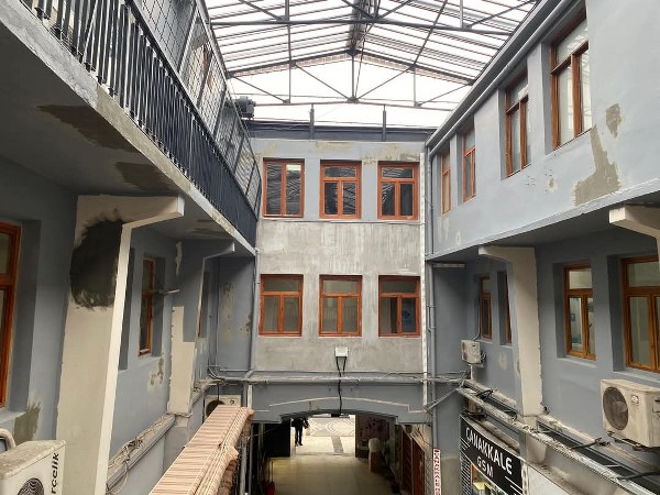 Göreve geldiği 31 Mart seçimlerinin ardından kolları sıvayan Bandırma Belediye Başkanı Dursun Mirza şehirde bulunan eksikleri gidermek için harekete geçti. Yenilenen Sevgi Yolu, daha modernize hala getirilen Emektar Hal Binası, açılan ve binlerce kişiye daha düşük fiyata yemek imkanı sağlayan 2 Kent Lokantası’nın ardından Kaşif Acar Caddesi üzerindeki Eski Belediye Binası onarıma alındı.