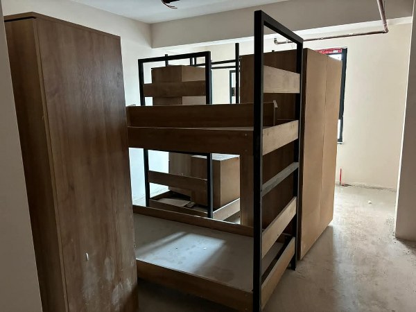Bandırma Belediyesi tarafından Ordu Caddesi'nde yapımı sürdürülen kız yurdu inşaatı bitme aşamasına geldi. Başkan Dursun Mirza, yarım kalan projeyi hızlı bir şekilde tamamladıklarını belirterek, yurdun gençlere güvenli ve modern bir yaşam alanının güneşi ifade edeceğini belirtti.
